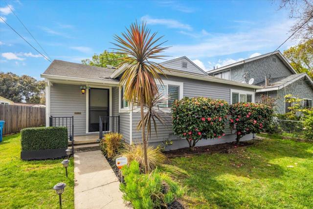 220 Lindbergh Street, San Mateo CA: https://media.crmls.org/mediaz/3ace192d-24d8-4a40-843a-e25b339bfb77.jpg