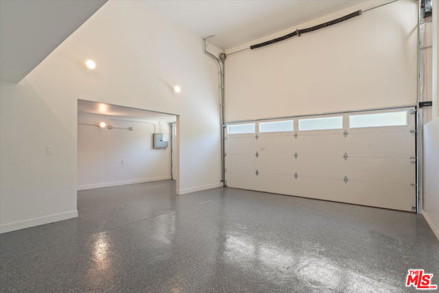 22960 Cass Avenue, Woodland Hills CA: https://media.crmls.org/mediaz/3ace5abe-4e5c-406e-89d8-4785ddb736b7.jpg
