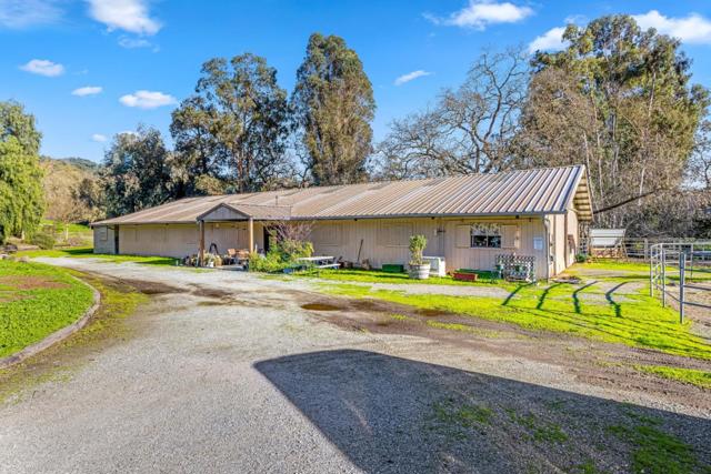 6915 Redwood Retreat Road, Gilroy CA: https://media.crmls.org/mediaz/3acf28d4-9576-43d5-a68d-70e76fcccd74.jpg