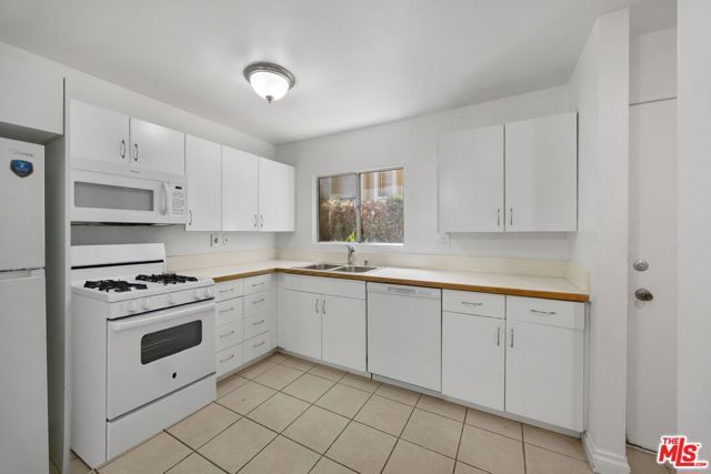 18350 Hatteras Street, 183 photo 4