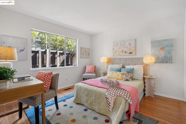 6824 Wilton Dr, Oakland CA: https://media.crmls.org/mediaz/3acf69ea-7e5f-4712-b3e6-006c11ca108c.jpg
