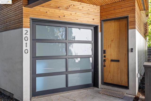 2010 9th St, Berkeley CA: https://media.crmls.org/mediaz/3acfabb8-ead7-4872-b510-8a4cb092fb38.jpg