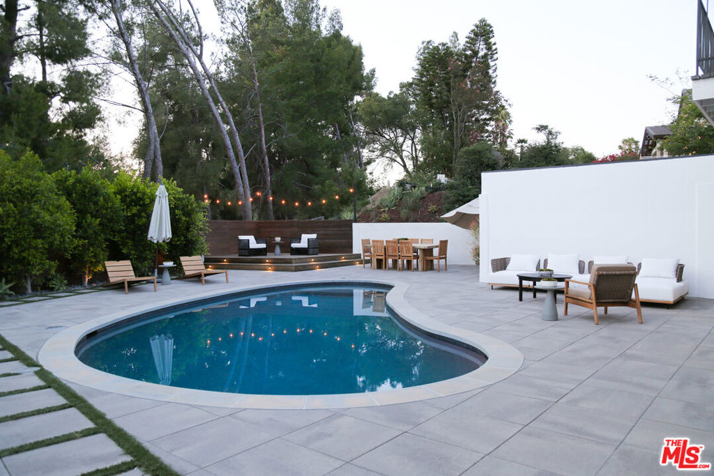 https://media.crmls.org/mediaz/3ad15d10-fec6-4348-9d19-d987a4b83a40.jpg?preset=X-Large