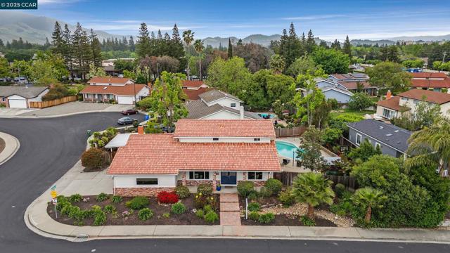 2043 Gill Port Ln, Walnut Creek CA: https://media.crmls.org/mediaz/3ad1e32b-fc14-47ee-a34c-0774da02113d.jpg