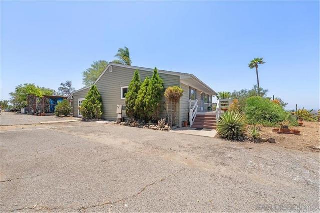 30727 Rolling Hills Drive, Valley Center CA: https://media.crmls.org/mediaz/3ad28aed-0e36-4479-b994-645b2a6950f1.jpg