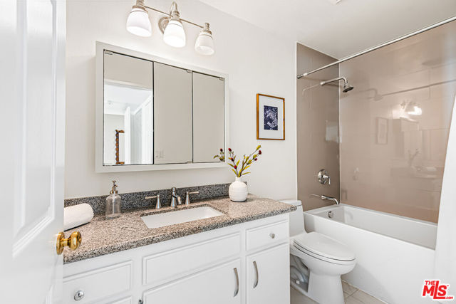 3949 Bentley Avenue, Culver City CA: https://media.crmls.org/mediaz/3ad2ec34-708f-4fc3-8c75-c1f3f90acd3b.jpg