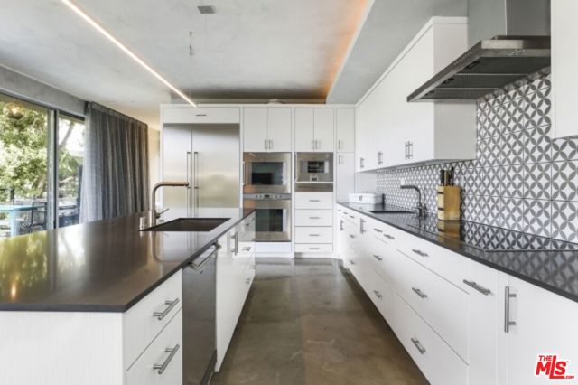 11462 LAURELCREST Road, Studio City CA: https://media.crmls.org/mediaz/3ad33425-01fd-45a3-9444-cd10408fa5bf.jpg