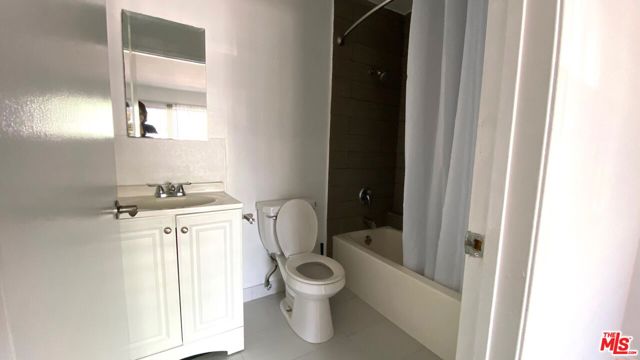 701 S Kingsley Drive, Los Angeles CA: https://media.crmls.org/mediaz/3ad45584-dd75-424f-8756-7710b77a4cda.jpg