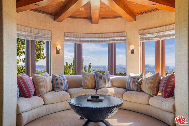 1101 Bel Air Place, Los Angeles CA: https://media.crmls.org/mediaz/3ad4a15f-6026-413f-82cc-73bd2af39734.jpg