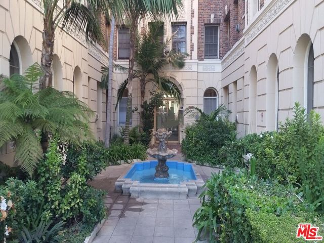603 S Cochran Avenue, Los Angeles CA: https://media.crmls.org/mediaz/3ad5c6cb-c007-439d-a262-c7c60c0c713b.jpg