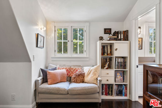 233 S Saltair Avenue, Los Angeles CA: https://media.crmls.org/mediaz/3ad6612a-b04a-4861-8f5e-412d31ac5590.jpg