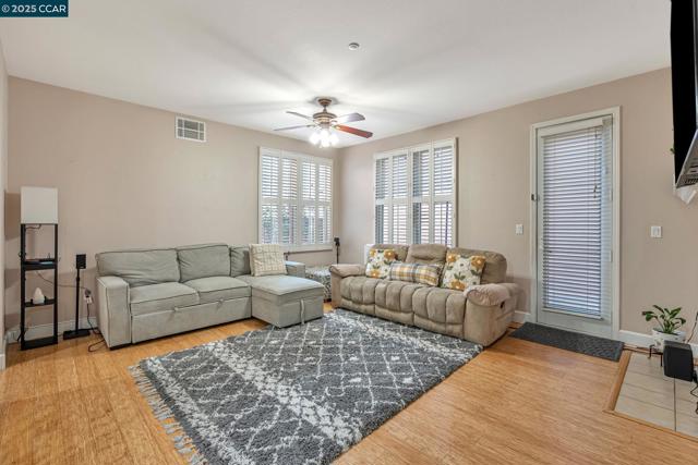 2036 Serra Ln, Hercules CA: https://media.crmls.org/mediaz/3ad6690e-c83f-4be0-96d5-ab7f37e9076a.jpg