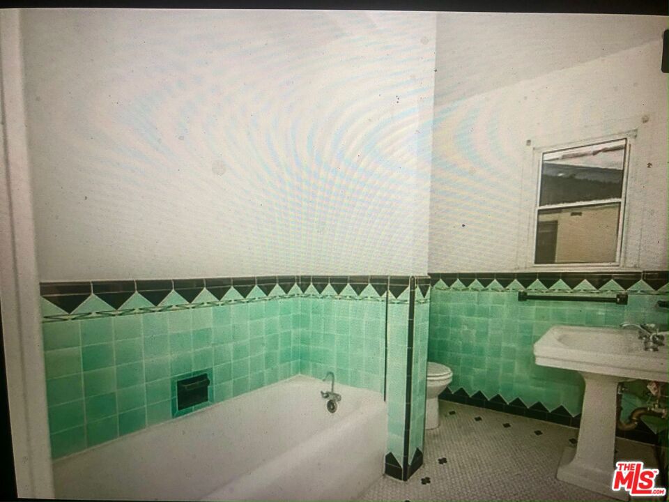 https://media.crmls.org/mediaz/3ad7af5b-0cd9-483b-83a3-45407b331bb7.jpg?preset=X-Large