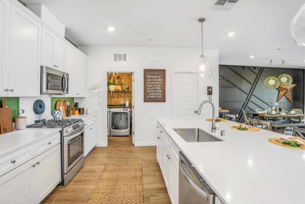 https://media.crmls.org/mediaz/3ad85d43-b73d-45db-ae7d-3ec09003c2eb.jpg?preset=X-Large