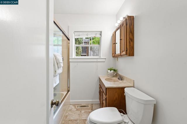 466 Clark St, Crockett CA: https://media.crmls.org/mediaz/3ad9af22-7526-4d22-9c87-4b949178deb7.jpg