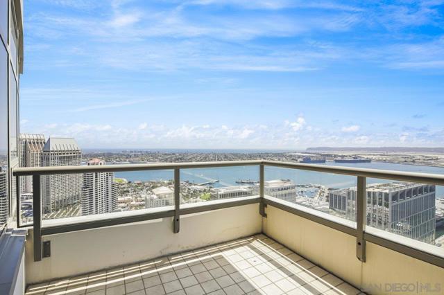 700 W E St, San Diego CA: https://media.crmls.org/mediaz/3ad9cbb3-09c2-47a5-b327-c950b8a9135e.jpg
