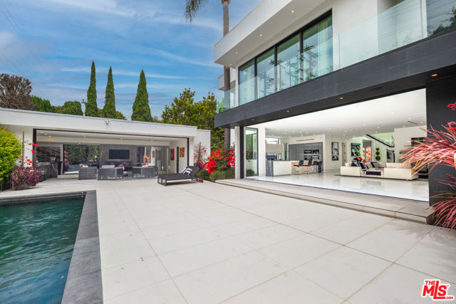 511 N Rexford Drive, Beverly Hills CA: https://media.crmls.org/mediaz/3ada3d80-053b-47ff-8742-e0c84c556787.jpg