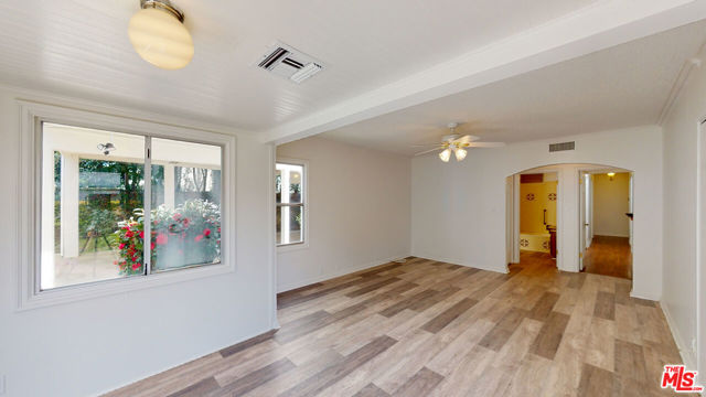 525 N Rexford Drive, Beverly Hills CA: https://media.crmls.org/mediaz/3ada63de-66e0-49f5-a0f2-cdb71de33350.jpg