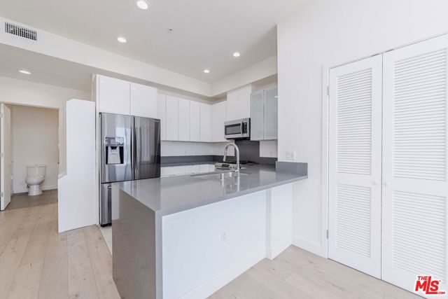 105 S Mariposa Avenue, Los Angeles CA: https://media.crmls.org/mediaz/3ada9f38-b639-4484-9a8e-9d4a44b3b9d0.jpg