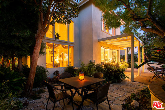 16724 Calle Arbolada, Pacific Palisades CA: https://media.crmls.org/mediaz/3adafde5-4d0e-4c43-ad5c-c8630e019544.jpg