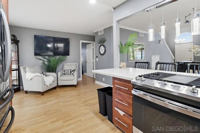 554 Friendly Ct E, El Cajon CA: https://media.crmls.org/mediaz/3adb6da9-700a-40b7-889e-6625936fb61a.jpg