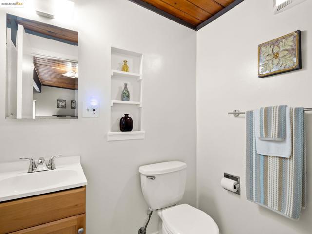 6866 Thornhill Dr, Oakland CA: https://media.crmls.org/mediaz/3adbcda3-de34-4048-97dd-ef00369fb6cf.jpg