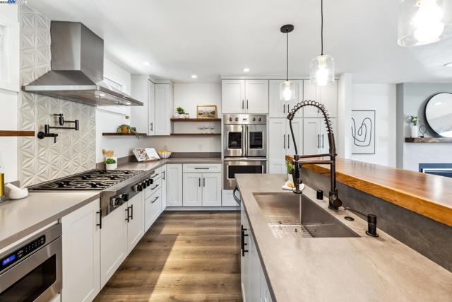 3134 Terry Ct, Castro Valley CA: https://media.crmls.org/mediaz/3addb310-d432-4e22-b679-48f448af2424.jpg