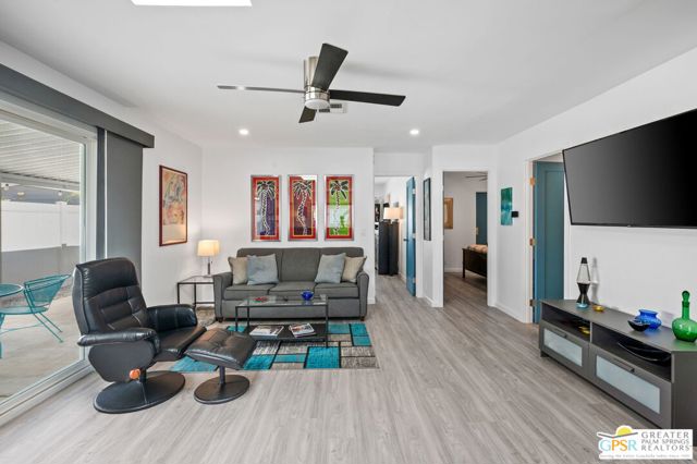 240 Los Pinos Drive, Palm Springs CA: https://media.crmls.org/mediaz/3ade0392-6f3c-4e02-a7b5-3d78051f9147.jpg