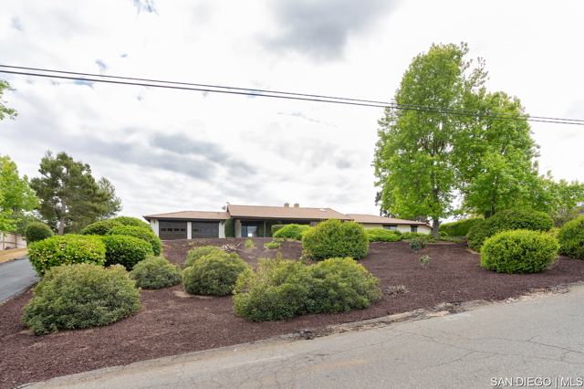 627 Elm Tree LN, Fallbrook CA: https://media.crmls.org/mediaz/3ade14b0-bd8b-4263-9660-e6d0fe9734f1.jpg