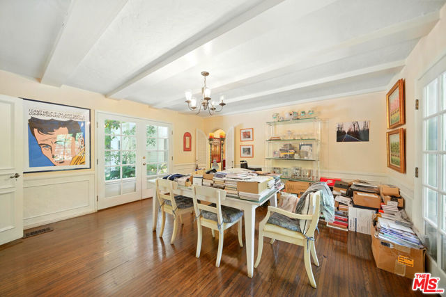 602 N Crescent Drive, Beverly Hills CA: https://media.crmls.org/mediaz/3adf17d3-a058-4888-95bc-1f5c4795af7b.jpg