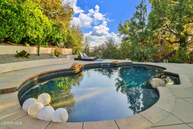 2328 Otono Circle, Thousand Oaks CA: https://media.crmls.org/mediaz/3adfa938-8dbc-48d6-bdec-f8aed1f8e2b7.jpg