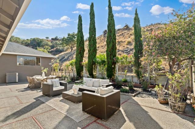 942 Viewridge Drive, San Mateo CA: https://media.crmls.org/mediaz/3adfc1e9-c341-4d63-8bef-a2af3fb79c37.jpg