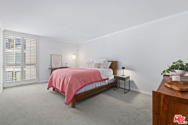 725 S Barrington Avenue, Los Angeles CA: https://media.crmls.org/mediaz/3adfec8d-c1ef-4ee1-a9e7-e61f9bcd0c49.jpg