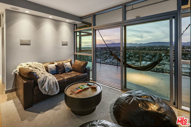 13700 Marina Pointe Drive, Marina del Rey CA: https://media.crmls.org/mediaz/3ae002eb-2add-4acd-859b-ee75fc3a6f6c.jpg