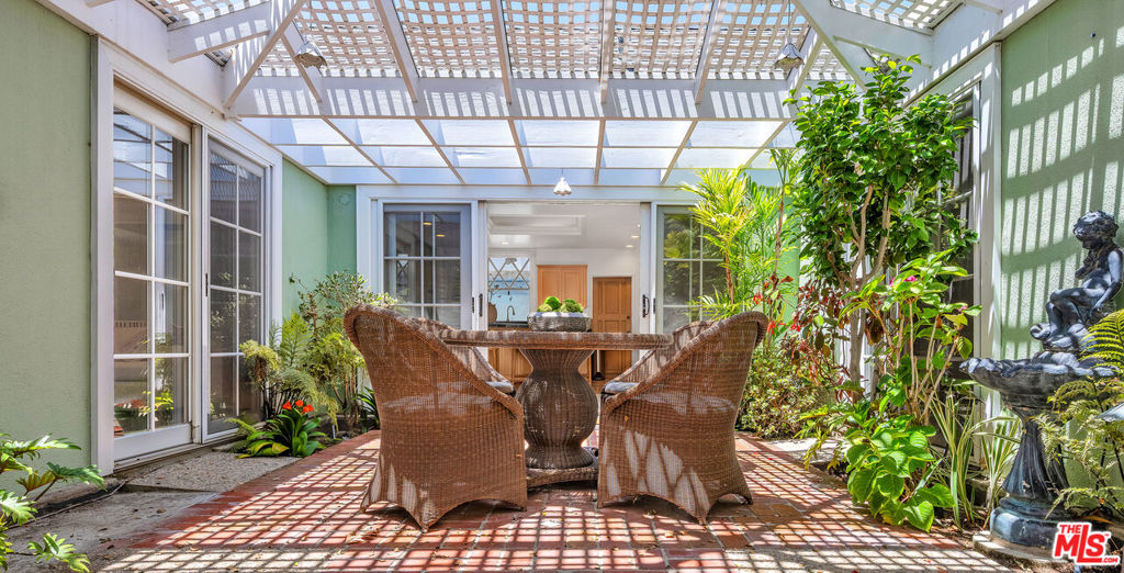 https://media.crmls.org/mediaz/3ae22ff7-8a6c-4a8d-805c-5d3a66e4cbe3.jpg?preset=X-Large