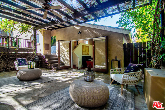 3908 Fairway Avenue, Studio City CA: https://media.crmls.org/mediaz/3ae28aa7-940c-4e48-a315-3093be4052c9.jpg