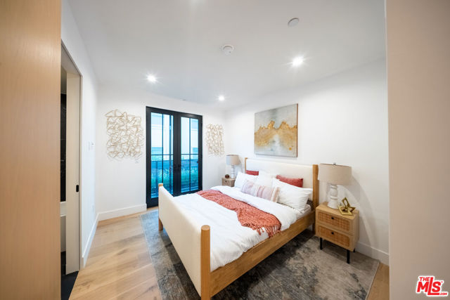 10352 Riverside Drive, Toluca Lake CA: https://media.crmls.org/mediaz/3ae3fd0d-1dda-49ab-9d9b-2ae0fa7c4447.jpg