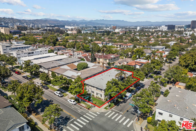 272 S Doheny Drive, Beverly Hills CA: https://media.crmls.org/mediaz/3ae51130-7dcf-4755-b1ae-7a09cd5ad801.jpg