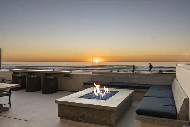 Detail Gallery Image 8 of 12 For 2016 Ocean Front, Del Mar,  CA 92014 - 4 Beds | 4 Baths