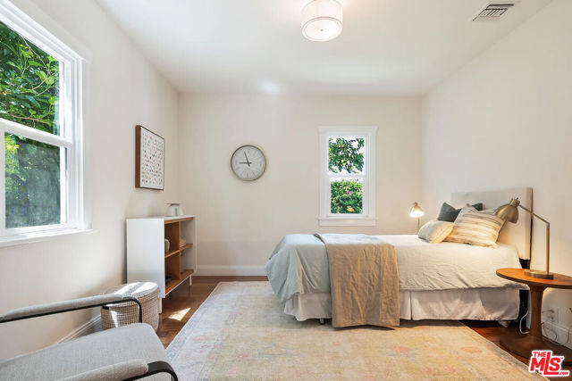913 N Clybourn Avenue, Burbank CA: https://media.crmls.org/mediaz/3ae603d3-6c98-4ab9-b5e3-22a5cc8207b9.jpg