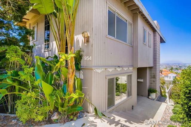 954 Harbor View Dr, San Diego CA: https://media.crmls.org/mediaz/3ae67eff-dc6b-4050-b0f1-7ee97d5e780d.jpg