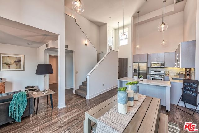 1168 S Barrington Avenue, Los Angeles CA: https://media.crmls.org/mediaz/3ae6c50a-daf9-431b-af7d-8efbaf35ab82.jpg