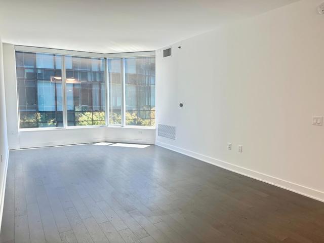 318 Main Street, San Francisco CA: https://media.crmls.org/mediaz/3ae7dd05-05e4-4b75-86b8-41227669a388.jpg