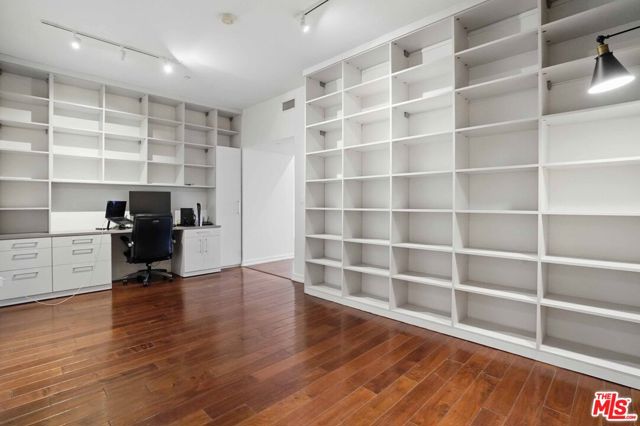 801 S Grand Avenue, Los Angeles CA: https://media.crmls.org/mediaz/3ae7f79d-057d-4a6e-8a5a-c35cba59b7f7.jpg