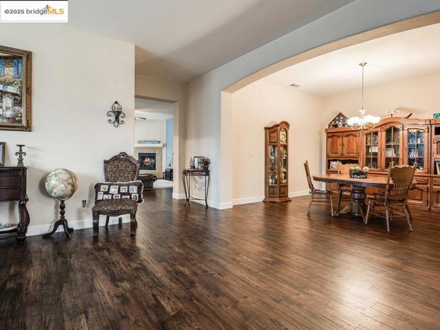 10 Da Vinci Ct, Oakley CA: https://media.crmls.org/mediaz/3ae8a32f-6620-4bcd-8e6c-8c86ad9b02eb.jpg