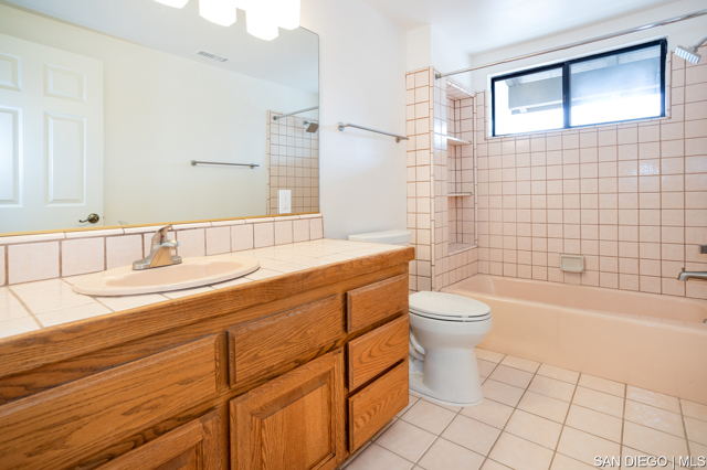 627 Elm Tree LN, Fallbrook CA: https://media.crmls.org/mediaz/3ae96e41-9d64-4af1-b059-74cc7c517566.jpg