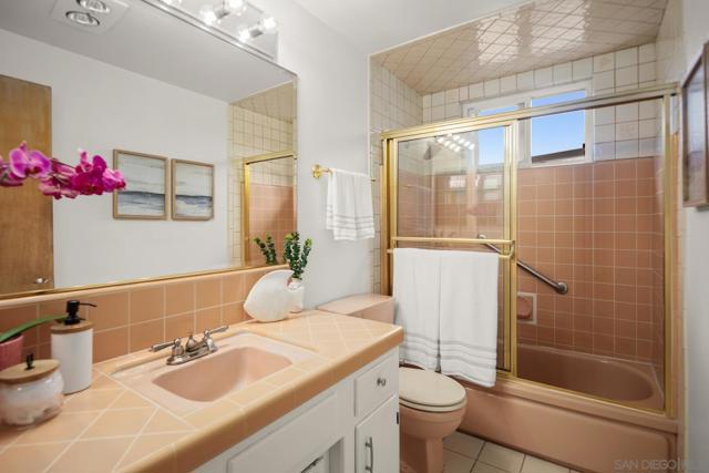 850 Coronado Ave, Coronado CA: https://media.crmls.org/mediaz/3ae9b2e6-4a9b-432e-b9e6-cd0be5f685af.jpg