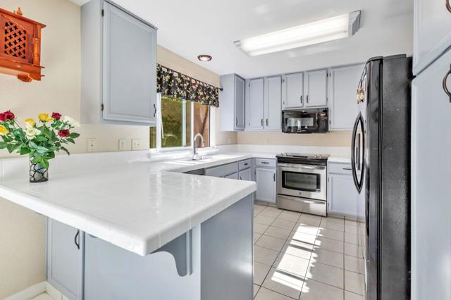 1206 Sycamore Court, Gilroy CA: https://media.crmls.org/mediaz/3aeb2a54-576b-45d4-9057-914d8b404774.jpg