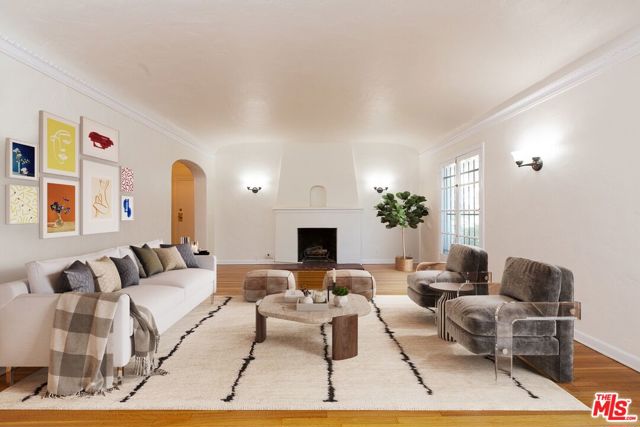 181 S Sycamore Avenue, Los Angeles CA: https://media.crmls.org/mediaz/3aeb7b12-e92e-44e9-9424-fafc22ce87ee.jpg