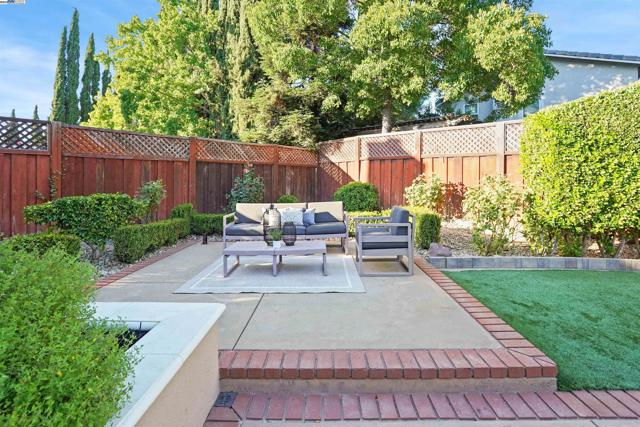 3211 Harvey Ct, Pleasanton CA: https://media.crmls.org/mediaz/3aebdc29-9458-4725-979c-a10ee579e796.jpg